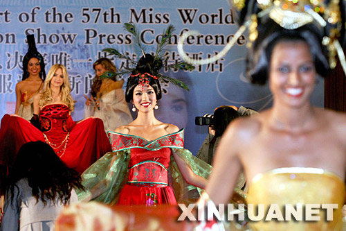 11月21日,参加2007世界小姐大赛的佳丽展示中国风情服装。 当日,来自中国、澳大利亚、比利时等国的6位2007世界小姐候选佳丽代表在北京参加中国风时装秀展示活动。据悉,所有世界小姐参赛选手将于24日身着量身制作的中国风情服装,向世界展现一场中西合璧的“华服盛宴”。