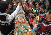 云南红河哈尼族群众摆起长街宴