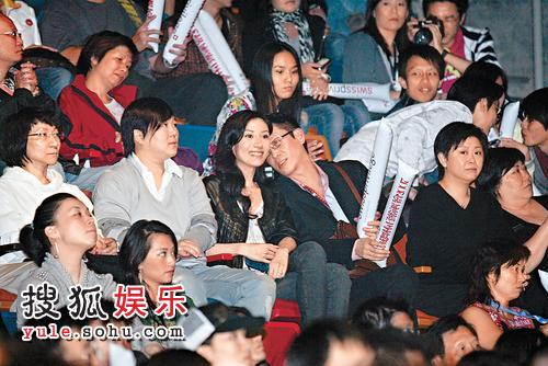 李嘉欣许晋亨牵手捧场郭富城演唱会图