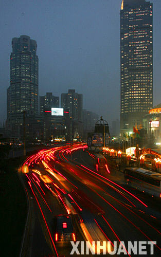 11月26日傍晚，上海中心城区的车流。