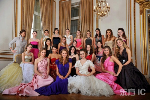 2007年11月23日,一年一度的巴黎成人礼舞会“CRILLON BALL”前夕,23位出身名门的淑女们为即将出席的舞会试装。