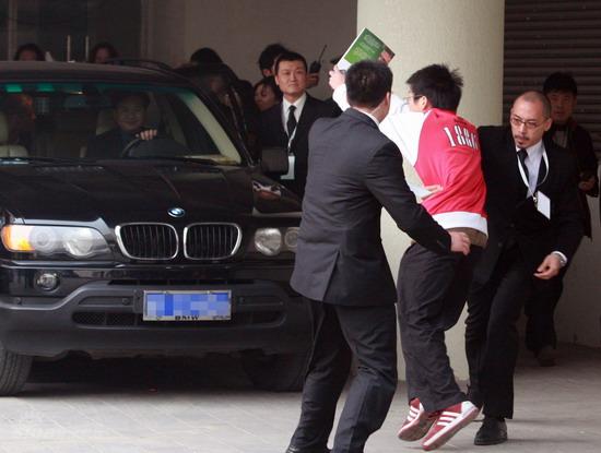 图文:贝克汉姆京城遇狂热fans--保镖架开fans