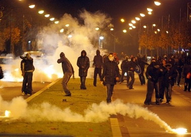 巴黎骚乱已致82名警察受伤图书馆等建筑被焚