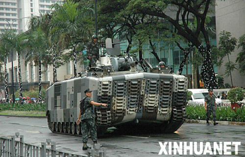 11月29日，在菲律宾马尼拉马卡蒂金融区的半岛酒店外，菲军方出动装甲车向占据酒店的受审军人施压。