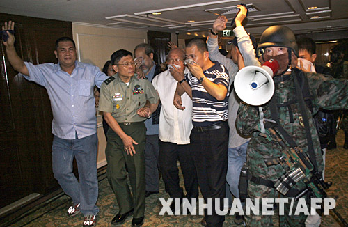 11月29日，菲律宾受审军人头目（左二）与支持者被军警带出位于马尼拉马卡蒂金融区的半岛酒店。