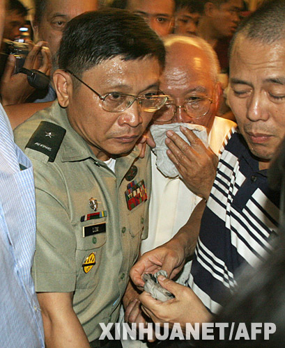 11月29日，菲律宾受审军人头目（左）与支持者被军警带出位于马尼拉马卡蒂金融区的半岛酒店。