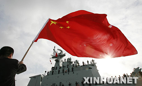 12月1日，人们在日本东京的码头挥舞中国国旗，欢送中国人民解放军海军“深圳”号导弹驱逐舰。“深圳”号导弹驱逐舰当天结束对日本为期4天的友好访问，启程回国。 