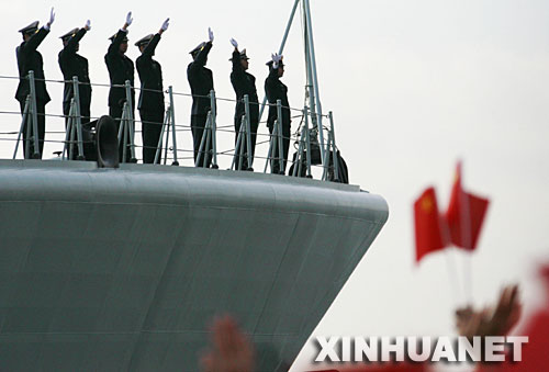 12月1日,人们在日本东京的码头挥舞中国国旗,欢送中国人民解放军海军“深圳”号导弹驱逐舰。“深圳”号导弹驱逐舰当天结束对日本为期4天的友好访问,启程回国。