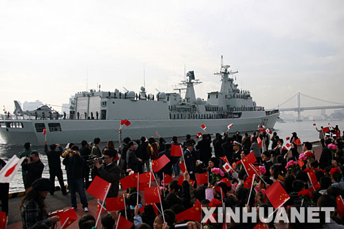 12月1日，人们在日本东京的码头欢送中国人民解放军海军“深圳”号导弹驱逐舰。“深圳”号导弹驱逐舰当天结束对日本为期4天的友好访问，启程回国。 