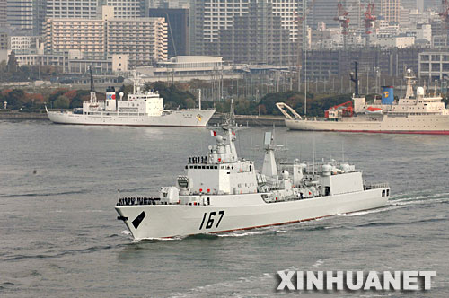 12月1日，中国人民解放军海军“深圳”号导弹驱逐舰结束对日本为期4天的友好访问，离开东京，启程回国。 新华社记者孙巍摄 