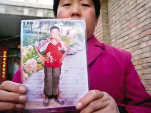 今年3月,与晶晶有同样遭遇的涛涛因感染艾滋病死亡,家属至今未得到任何补偿。