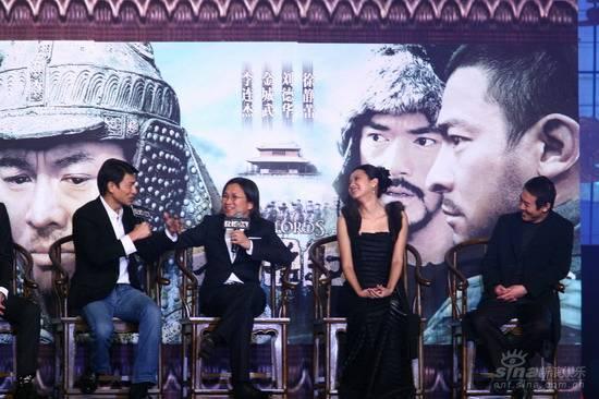 图文:《投名状》首映晚会徐静蕾笑得前仰后合