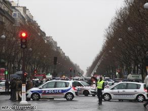 法国巴黎市中心发生包裹炸弹爆炸事件(视频)