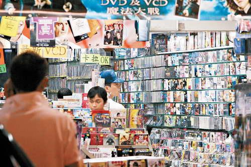 组图:新剧收视惨败心情低落陈小春买DVD解闷