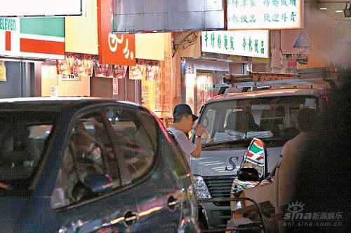 组图:新剧收视惨败心情低落陈小春买DVD解闷