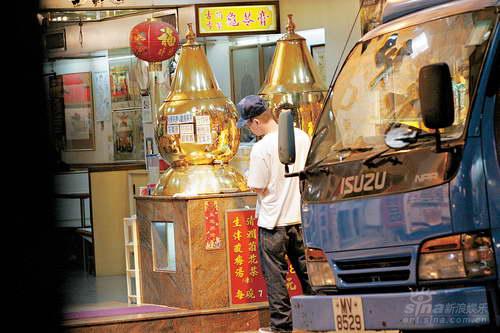 组图:新剧收视惨败心情低落陈小春买DVD解闷