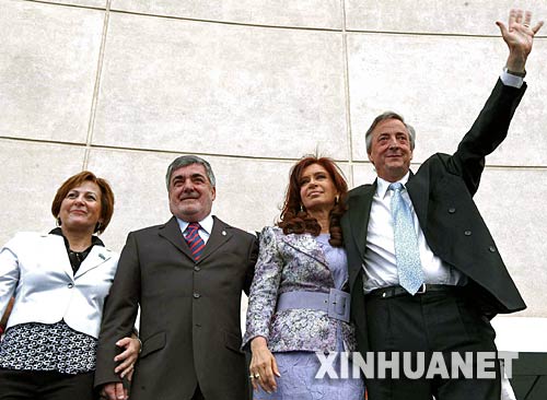 12月8日，阿根廷总统内斯托尔・基什内尔（右一）和第一夫人克里斯蒂娜・费尔南德斯（右二）一起出席丘布特省省长马里奥・达斯内维斯的就职仪式。基什内尔将在本月10日正式卸任，而克里斯蒂娜将在当天宣誓就职，成为阿根廷新总统。 新华社发（美洲通讯社） 