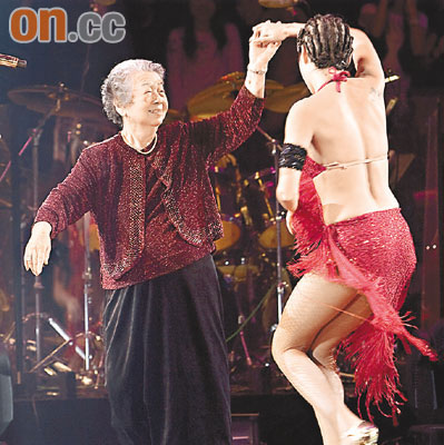 周杰伦开唱外婆跳舞助兴 Twins任嘉宾送双节棍