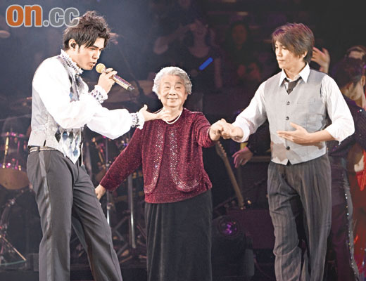 周杰伦开唱外婆跳舞助兴 Twins任嘉宾送双节棍