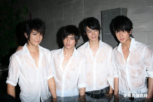 飞轮海湿身露点 吴尊惊慌捂胸防“走光”_飞轮海 吴尊 _港台内地_温州网