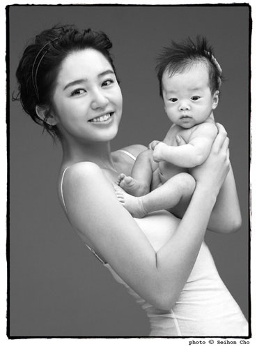 组图:尹恩惠李美妍慈善写真为孤儿寻找新家庭