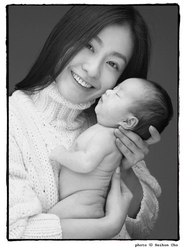 组图:尹恩惠李美妍慈善写真为孤儿寻找新家庭