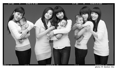 组图:尹恩惠李美妍慈善写真为孤儿寻找新家庭