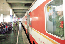 首批新兵踏上军旅路
