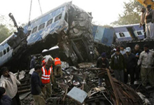 印度发生火车脱轨事故1死100伤