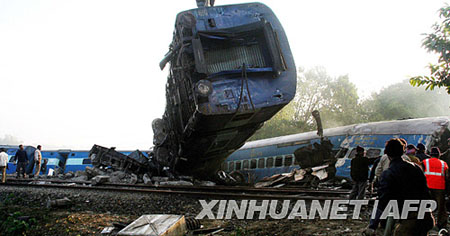 印度发生火车脱轨事故1死40伤(组图)