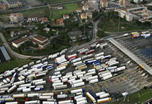 意大利卡车司机罢工 拥堵收费站