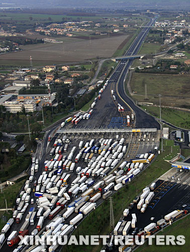 12月12日，在意大利首都罗马市郊，大量卡车拥堵在一处公路收费站附近。