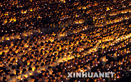 12月13日，青少年在参加“烛光祭”活动。 