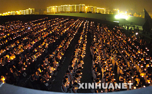 12月13日，青少年在参加“烛光祭”。  
