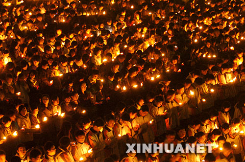　12月13日，青少年在参加“烛光祭”活动。 