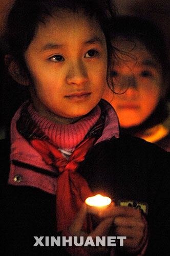 12月13日，青少年在参加“烛光祭”活动。 