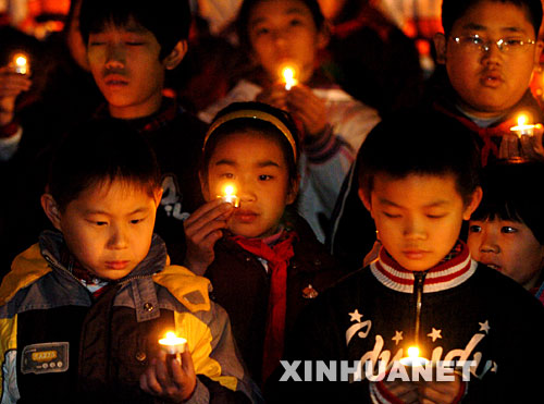 12月13日，青少年在参加“烛光祭”。