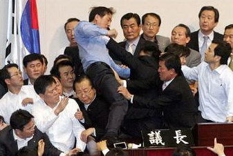 12月14日,韩国议员在国会群殴