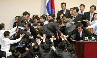 12月14日,韩国议员在国会群殴