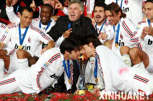  12月16日，AC米兰队球员卡卡（前左）和因扎吉（前右）在颁奖仪式上亲吻奖杯庆祝胜利。当日，在日本横滨进行的2007年国际足联俱乐部世界杯赛决赛中，意大利AC米兰队以4比2战胜阿根廷博卡青年队，夺得冠军。