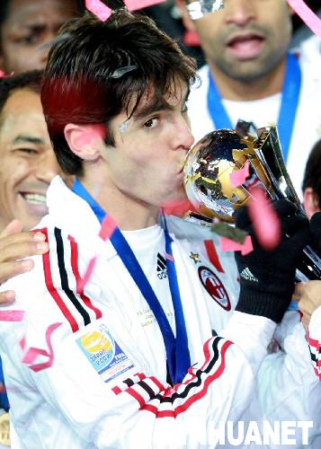 12月16日，AC米兰队球员卡卡（前）在颁奖仪式上亲吻奖杯。当日，在日本横滨进行的2007年国际足联俱乐部世界杯赛决赛中，意大利AC米兰队以4比2战胜阿根廷博卡青年队，夺得冠军。