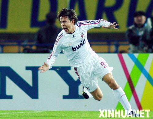 12月16日，AC米兰队球员因扎吉在庆祝进球。当日，在日本横滨进行的2007年国际足联俱乐部世界杯赛决赛中，意大利AC米兰队对阵阿根廷博卡青年队。