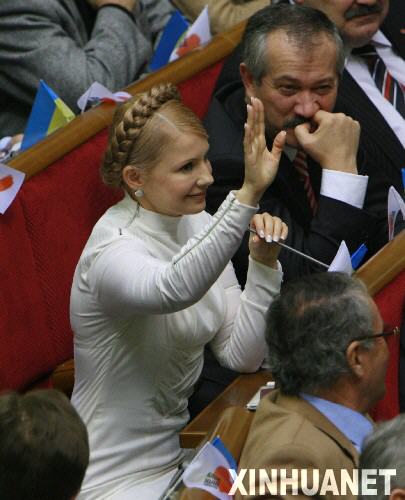 12月18日，乌克兰季莫申科联盟领导人季莫申科在基辅的议会会场举手为自己投下一票。当天，乌克兰议会以举手表决方式批准季莫申科联盟领导人季莫申科出任政府总理。这是乌克兰自1991年独立以来首次以这种方式对任命总理进行表决。