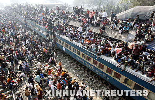 12月20日，在孟加拉国首都达卡，一辆严重超员的火车离开火车站。孟加拉国的穆斯林将于12月21日庆祝宰牲节，因此许多人提前回家过节。