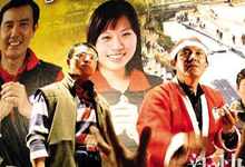 马英九扮圣诞老人分糖果