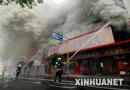 12月12日,消防官兵在现场灭火。 当日上午8时20分许,浙江省温州市人民路温富大厦发生火灾,接到报警后,温州市消防部门迅速前往扑救。截至记者发稿时,火灾已造成19人死亡,另有多人受伤。在消防官兵的奋力扑救下,火势目前已得到控制。火灾原因尚在调查中。 新华社发