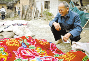 被害家庭的老父亲朱裕荣在死去妻子的尸体边痛哭流涕,他的妻子以及两个孙子被害
