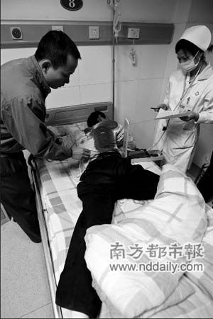 护士为被劫匪砍伤巡防员检查。本报见习记者霍健斌摄