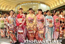 东京证交所女职员穿和服工作