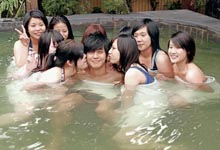 罗志祥与女歌迷浸温泉“夹”乳沟